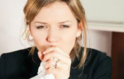 Họng đau rát và dịch mũi có máu là dấu hiệu bệnh gì