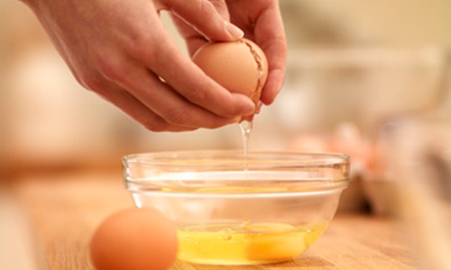 Trứng gà cũng được dùng để trị mụn rất hiệu quả