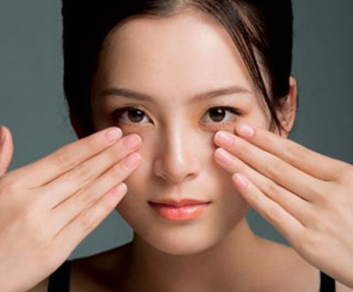 Mát-xa quanh vùng da mắt giúp dưỡng da không nếp nhăn