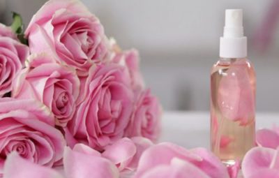 Tinh dầu hoa hồng có thể trị mụn và làm đẹp da