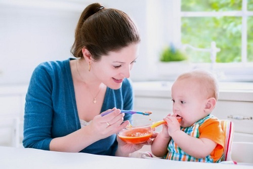 Cho trẻ ăn uống đủ chất, thức ăn dễ tiêu hóa