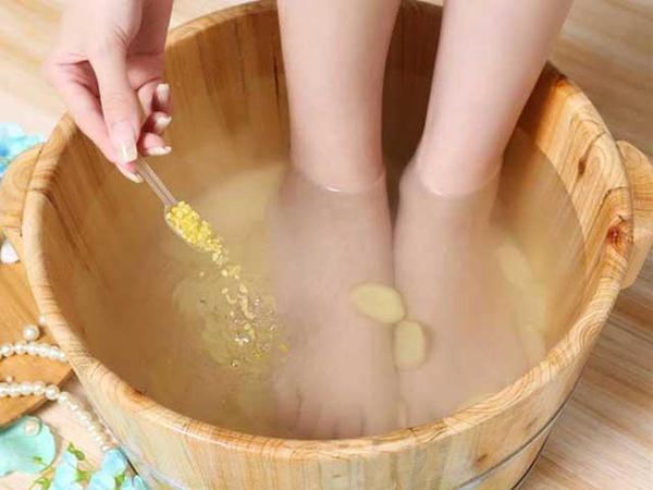 Ngâm chân bằng nước nóng giúp giảm triệu chứng chân tay lạnh